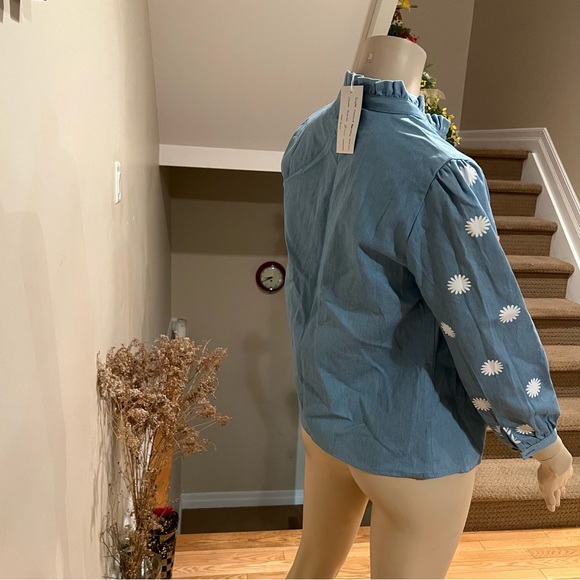 19.Simplee light blue button down shirt w white floral details brand new size S - Picture 5 of 11